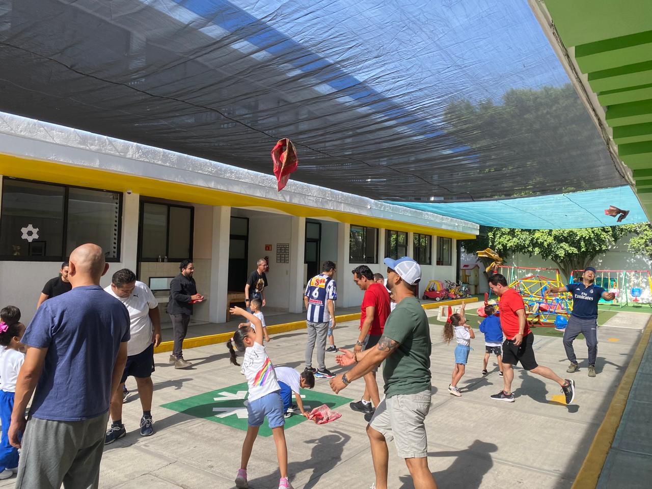 Actividad deportiva en el patio